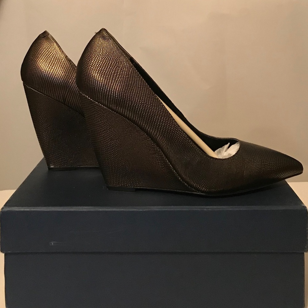 POUR LA VICTOIRE Lozanne Wedge Heel Pumps BRONZE